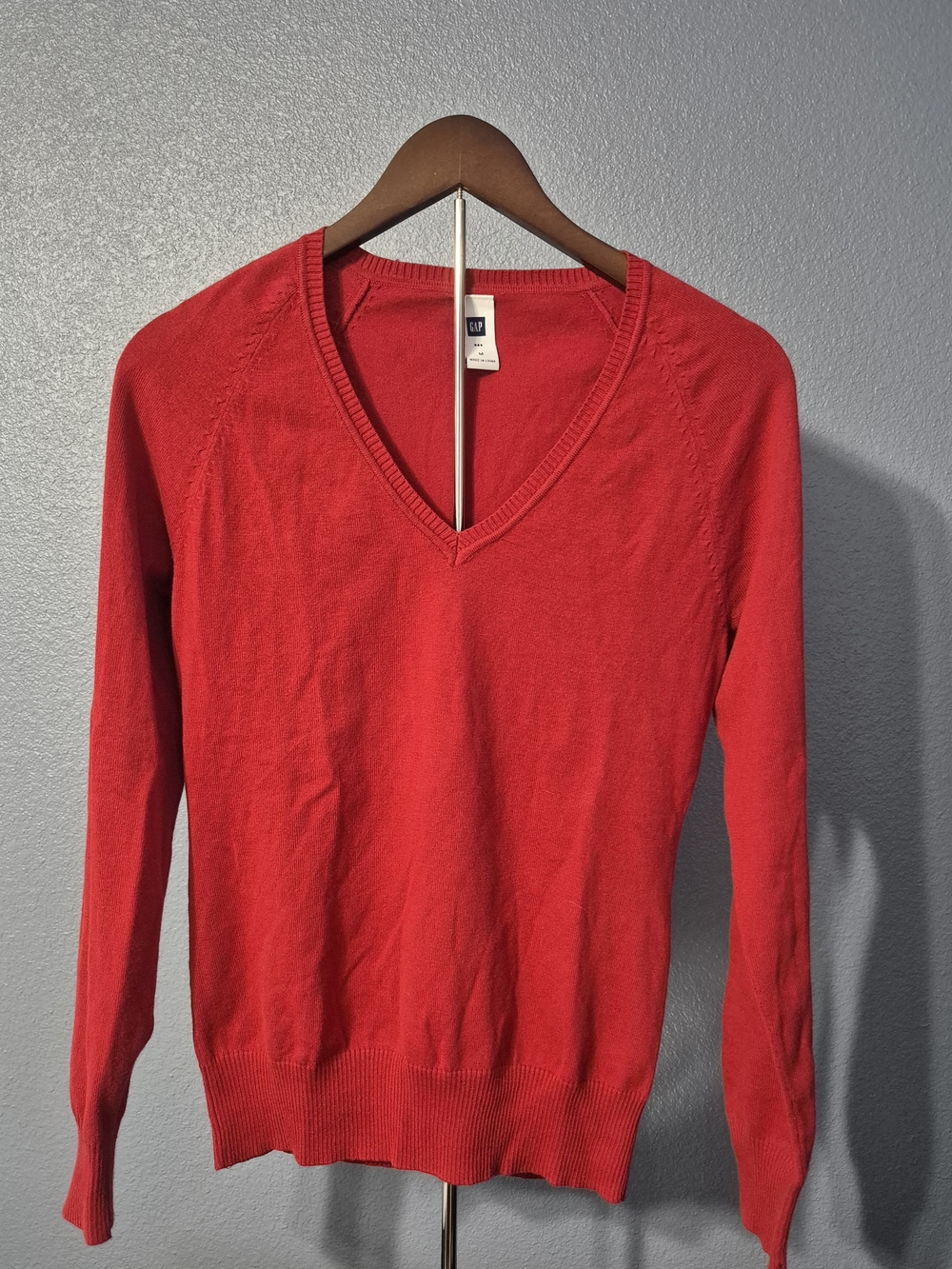 Gap V-Neck Sweater in Red Size Medium Like New